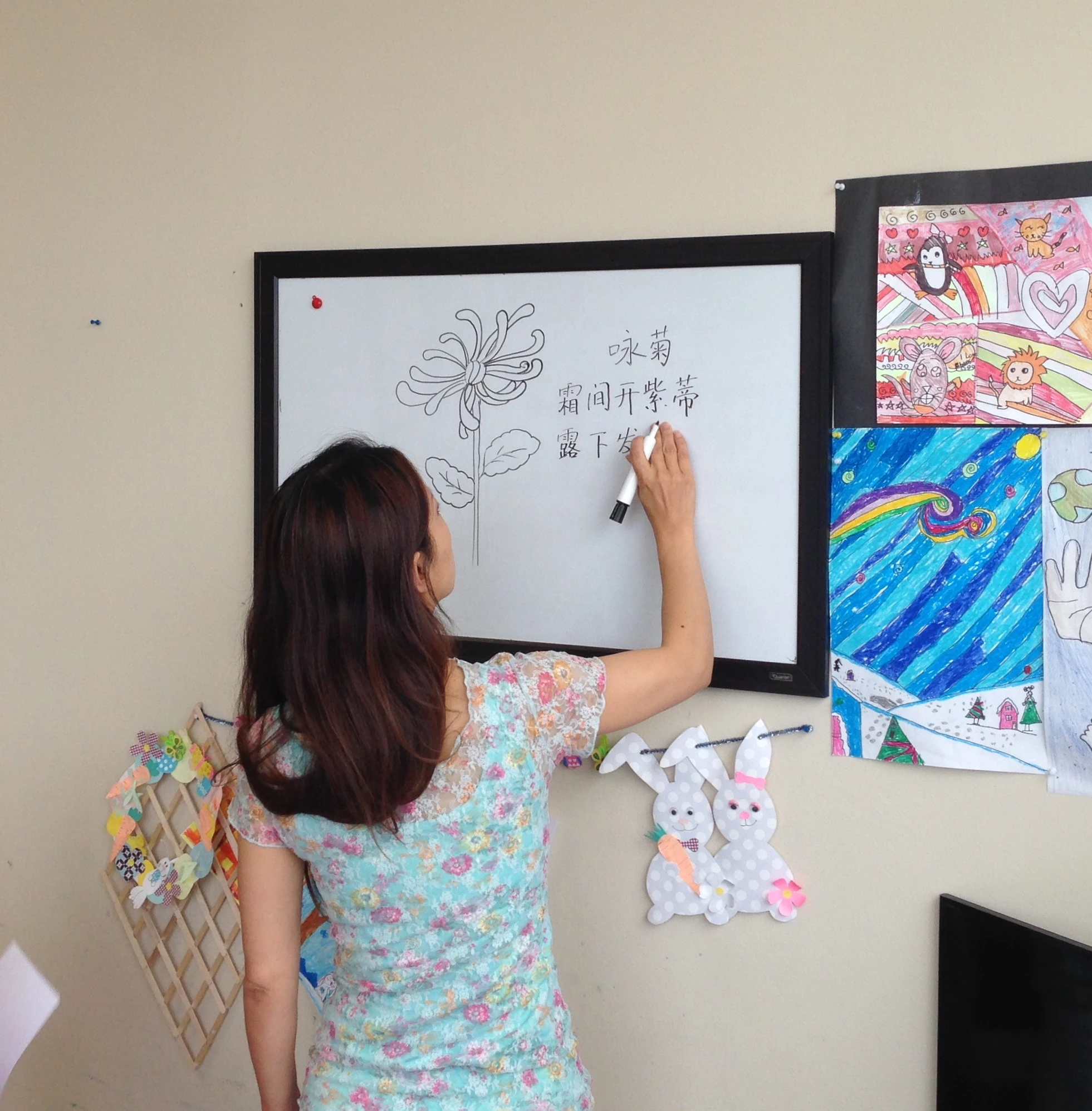 XinYi drawing a chrysanthemum during an art lesson